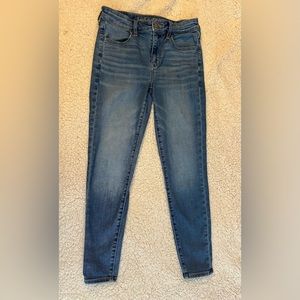 American Eagle Jeans! 👖🦅💙 (small rip on back pocket- see in picture)